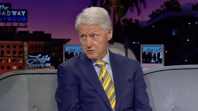 Cravate rayée jaune portée par Bill Clinton dans The Late Late Show avec James Corden le 15 juin 2022