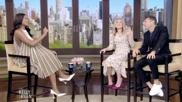 Amida Muaddi Escarpins blancs à bout pointu portés par Keke Palmer comme on le voit en DIRECT avec Kelly et Ryan