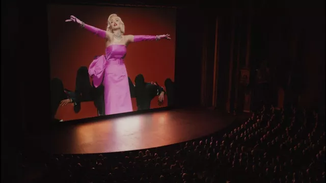 Robe en soie pink Bow portée par Norma Jeane / Marilyn Monroe (Ana de Armas) dans la garde-robe de cinéma Blonde