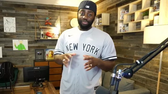 Le maillot gris Nike de Baseball des New York Yankees porté par Lonni dans la vidéo YouTube DEVINE LE SECRET DU TOUR DE MAGIE avec Evan