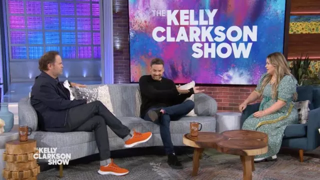 Baskets orange portées par Rainn Wilson dans The Kelly Clarkson Show