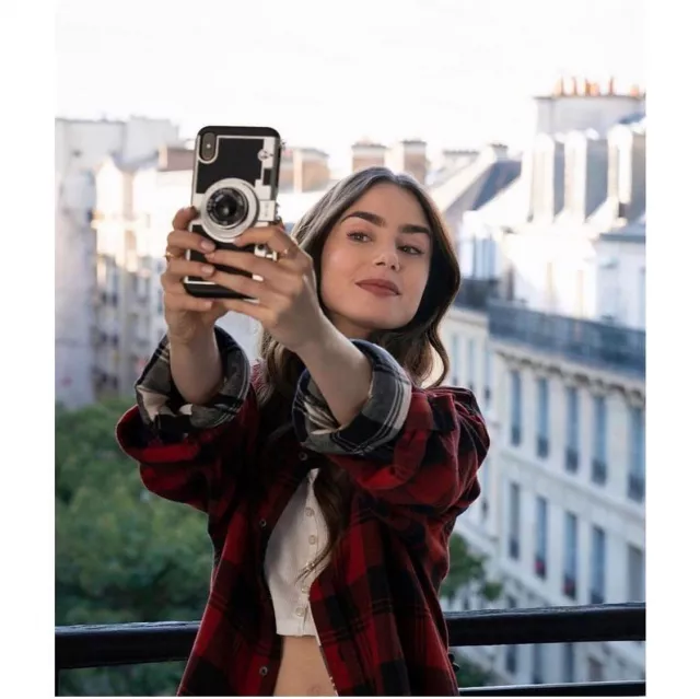La coque appareil photo sur le smartphone de Emily Cooper (Lily Collins) dans la série Emily in Paris (Saison 1 Épisode 1)