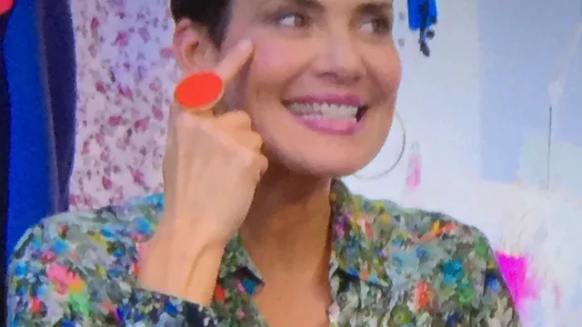 La chemise multicolore portée par Cristina Córdula dans Les Reines du Shopping en novembre 2020