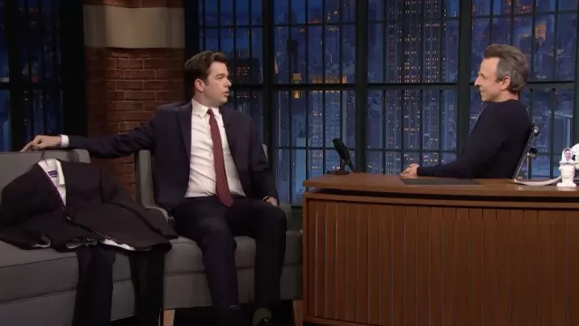 Cravate en soie à pois bordeaux portée par John Mulaney vue dans Late Night with Seth Meyers