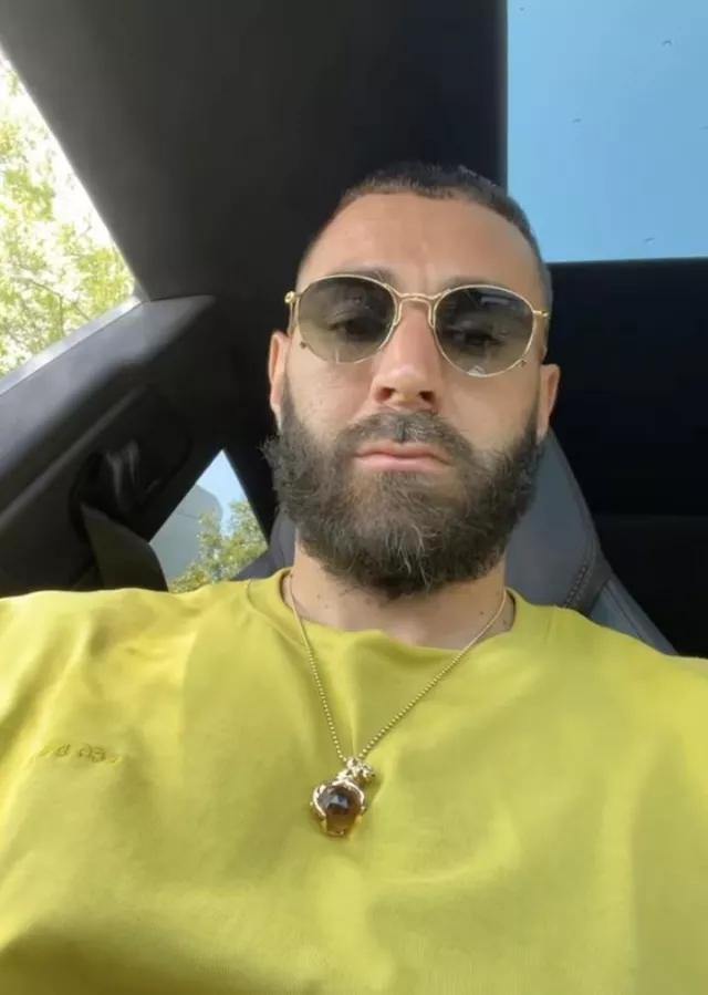 The rounded sunglasses worn by Karim Benzema on his Instagram account @karimbenzema
