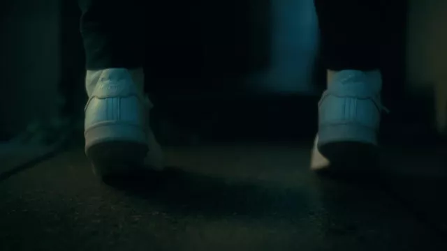 Adidas White Sneakers portées par Luther Hargreeves (Tom Hopper) comme on le voit dans les tenues de la série télévisée The Umbrella Academy (Saison 3 Episode 2)