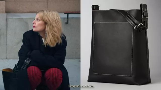 Le sac à main en cuir oversize Byredo de Sofie Rydman (Ida Engvoll) dans la série Love & Anarchy (Saison 1 Épisode 3)