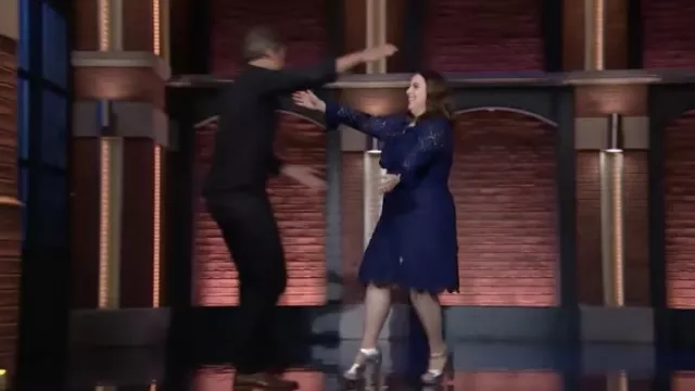 Mini robe gucci ceinturée en dentelle florale en bleu portée par Beanie Feldstein comme on le voit dans Late Night with Seth Meyers