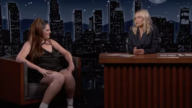 Mini robe en soie Baacal en noir portée par Megan Stalter comme on le voit dans Jimmy Kimmel Live!