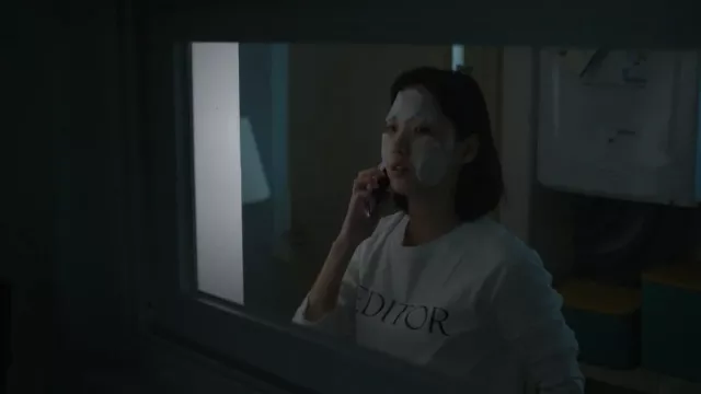 T-shirt à manches longues de l’éditeur porté par Kim Yumi (Kim Go-eun) dans la garde-robe de la série télévisée Yumi’s Cells (saison 2 épisode 4)