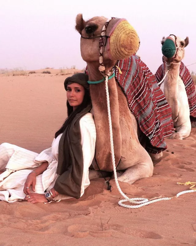 La robe longue blanche portée dans le désert par Nina Dobrev sur son compte Instagram @nina