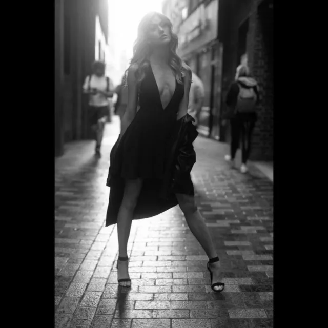 La robe noire Superdown et les chaussures à talons portés par Katherine McNamara sur son compte Instagram @kat.mcnamara