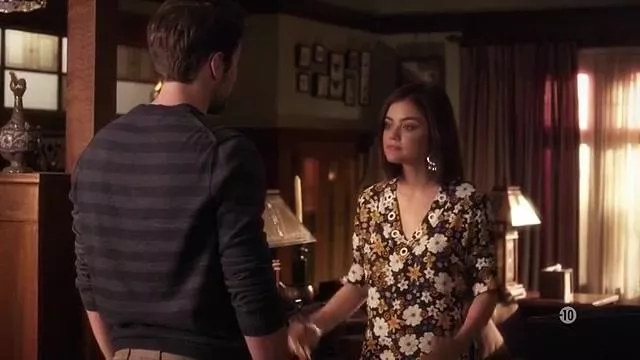 Le top à fleurs Sandro porté par Aria Montgomery (Lucy Hale) dans la série télé Pretty Little Liars (Saison 7 Épisode 2)