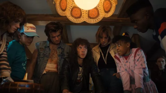 Hellfire Club Raglan Tee porté par Eddie Munson (Joseph Quinn) vu dans la série télévisée Stranger Things (saison 4 épisode 8)