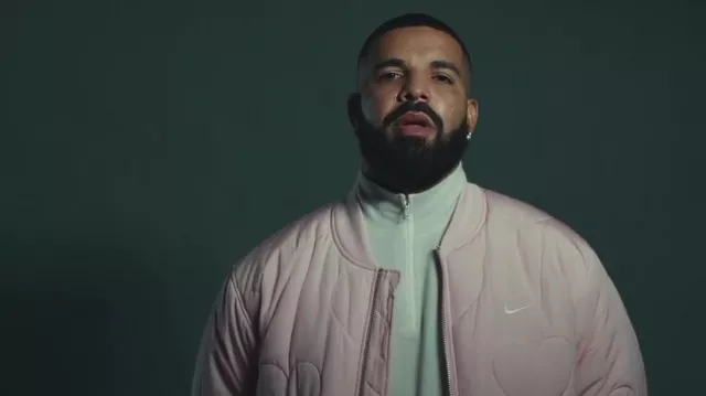 Le bomber Nike rose porté par Drake dans son clip Laugh Now Cry Later feat. Lil Durk