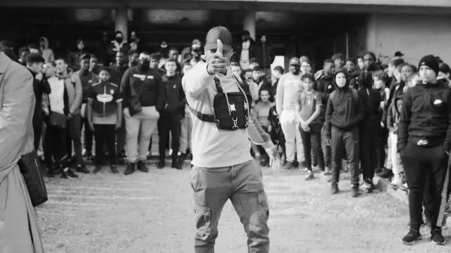 Los pantalones de carga beige de C.P Company usados por Niska en el video musical Vreality de Kekra