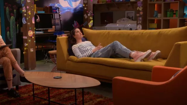 Eco Butterfly Ul­tra High Waist­ed Jeans worn by Lex (Jules LeBlanc) as seen in Side Hustle (S02E11)