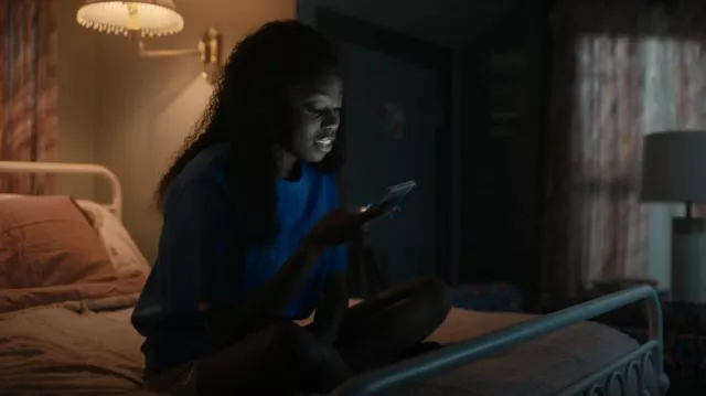 Pillars Pre­mi­um Em­bossed Lo­go Tee worn by Kiesha Williams (Birgundi Baker) as seen in The Chi (S05E01)