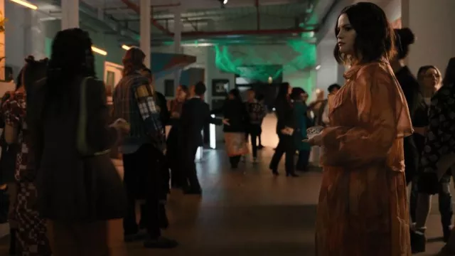 Dries Van Noten Rigy Organza Trench Style Floral Jacket usada por Mabel Mora (Selena Gomez) como se ve en Only Murders in the Building (S02E01)