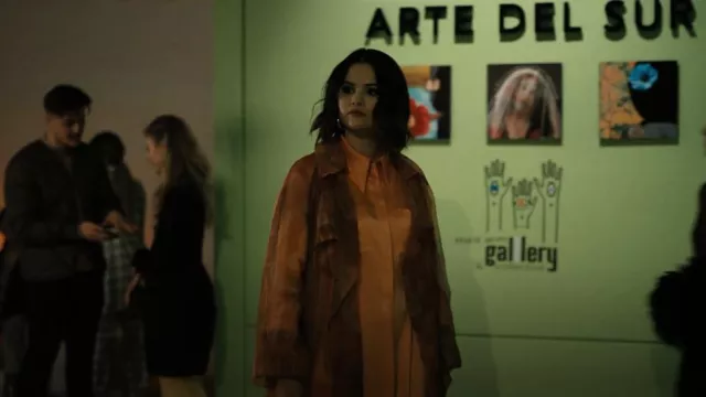 Nanushka Mamo Asymmetric Satin Midi Shirt Dress porté par Mabel Mora (Selena Gomez) comme on le voit dans Only Murders in the Building (S02E01)