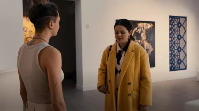Manteau H&M à double poitrine porté par Mabel Mora (Selena Gomez) vu dans Only Murders in the Building (S02E02)
