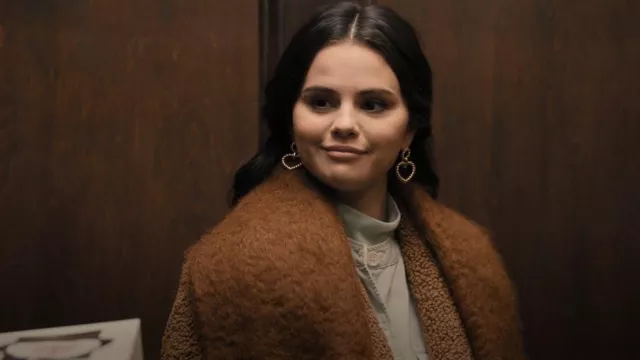 Laura Lombardi Gold Bam­bo­la Heart Drop Ear­ring worn by Mabel Mora (Selena Gomez) as seen in Only Murders in the Building (S02E02)