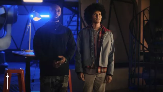 Veste de travail bleue de l’opérateur à peine cassée portée par Lino (Donovin Miller) comme on le voit dans Tom Swift (S01E01)