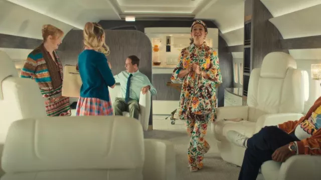 La DoubleJ Saturday Night Pants in Selva Bianco worn by Molly Novak (Maya Rudolph) as seen in Loot (S01E02)