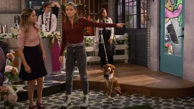 Botte Dr. Martens 1460 W portée par Presley (Jayden Bartels) vue dans Side Hustle (S01E12)