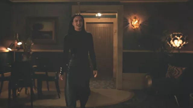 Cadre Jupe botte en cuir portée par Veronica Lodge (Camila Mendes) vue dans Riverdale (S06E14)