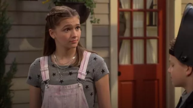 Alternative Ideal Star Print Tee porté par Presley (Jayden Bartels) comme on le voit dans Side Hustle (S01E23)
