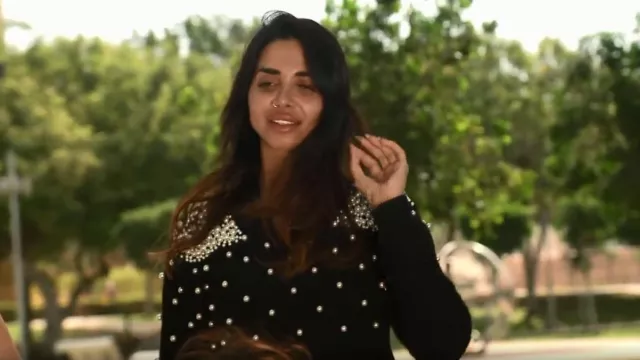 Shein Solid Pearl Rib Knit Sweater porté par Sara Al Madani comme on le voit dans The Real Housewives of Dubai (S01E01)