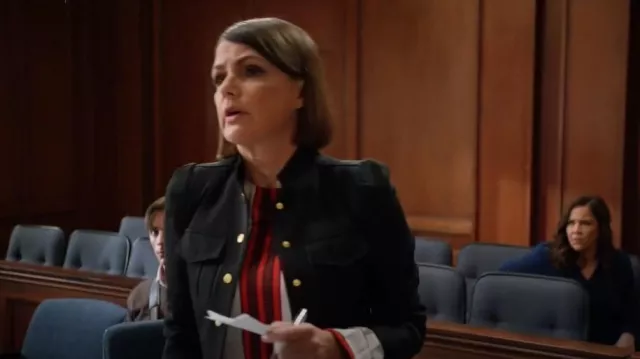 Tory Burch Sergeant Pepper Jacket porté par DDA Maggie Palmer (Suzanne Cryer) comme on le voit dans All Rise (S03E01)