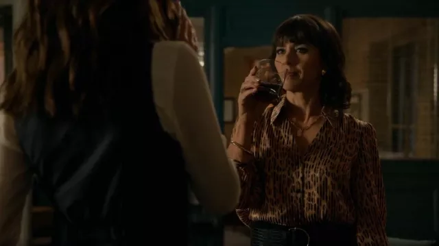 Alice + Olivia Sheila Blouse portée par Kathleen Gale (Constance Zimmer) comme on le voit dans Good Trouble (S04E02)