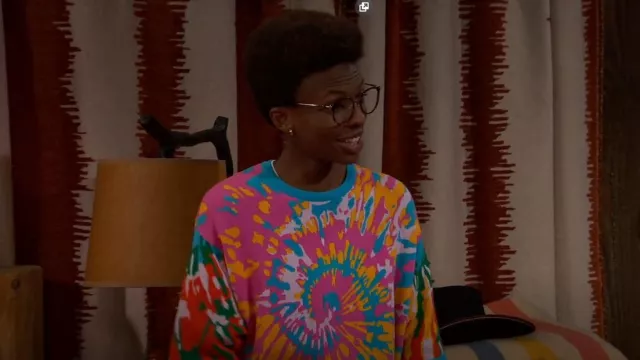 Efecto camiseta Asos en multicolor usada por Noah Lambert (Israel Johnson) como se ve en BUNK'D (S06E02)