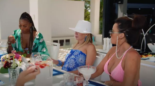 PQ Swim Isla Triangle Bikini Top usado por Kyle Richards como se ve en The Real Housewives Ultimate Girls Trip (S01E03)
