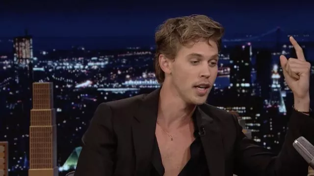 Gold necklace worn by Austin Butler in The Tonight Show Starring Jimmy Fallon on June 15, 2022