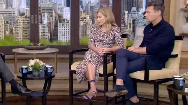 Isabel Marant Print Ruched Ruffle Stretch Silk Midi Robe portée par Kelly Ripa vue en LIVE avec Kelly et Ryan le 13 juillet 2022