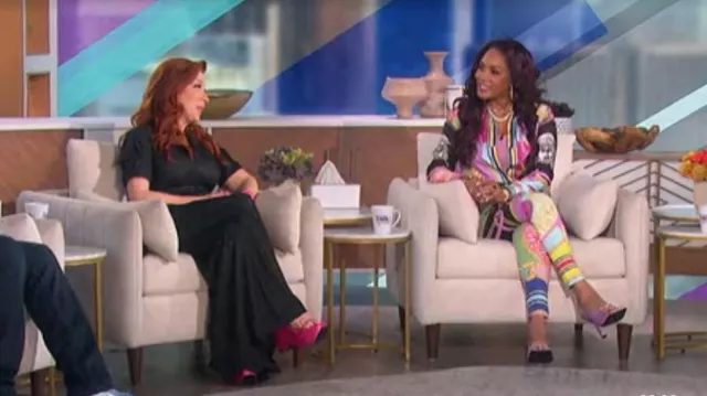 Versace Barocco Print Camisa formal usada por Vivica A. Fox como se ve en The Talk el 11 de julio de 2022