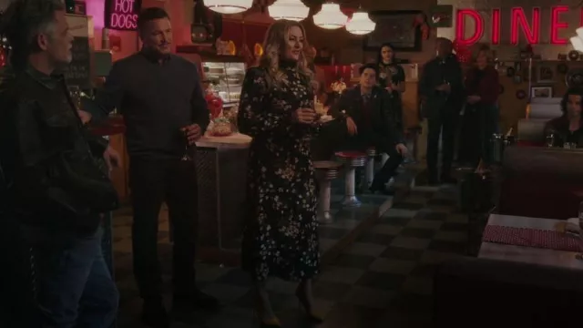 Reformation Stevi Shirred Floral-Print Georgette Midi Vestido usado por Alice Cooper (Mädchen Amick) como se ve en Riverdale (S06E05)