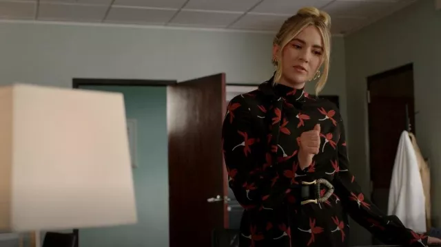 Valentino Floral-Print Neck-Tie Blouse porté par Amanda Carrington (Eliza Bennett) comme vu dans Dynasty (S05E13)
