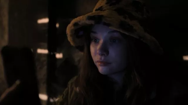 Chapeau de seau en fausse fourrure Umeepar porté par Lucy comme on le voit dans Only Murders in the Building (S02E04)