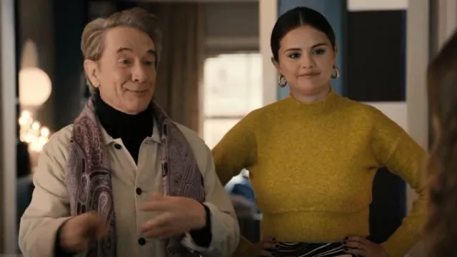 Boucles d’oreilles Laura Lombardi Spira Gold Tone Hoop portées par Mabel Mora (Selena Gomez) dans Only Murders in the Building (S02E04)