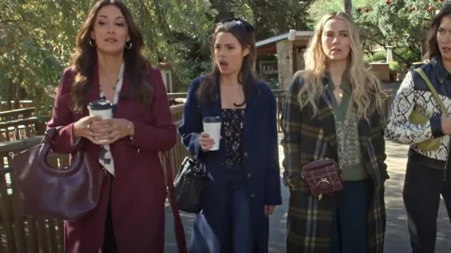 Anthropologie Ring Handle Crossbody Bag porté par Amy (Angelique Cabral) comme on le voit dans Maggie (S01E11)