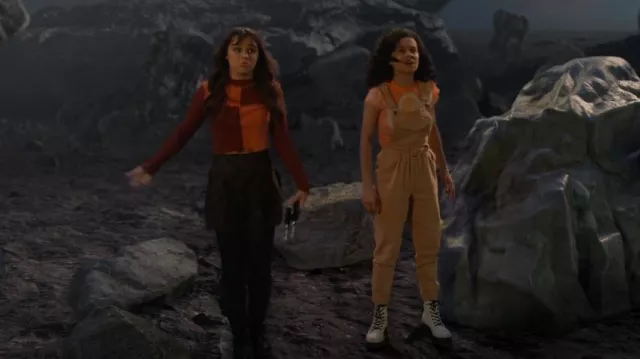 Asos Belt­ed Dun­ga­rees worn by Hartley (Kayden Muller-Janssen) as seen in The Villains of Valley View (S01E01)
