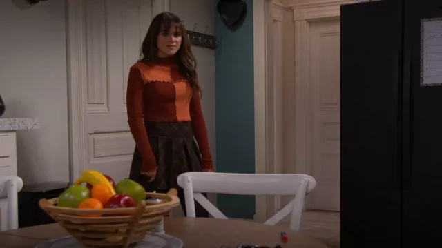 H&M Pleat­ed Skirt worn by Amy (Isabella Pappas) as seen in The Villains of Valley View (S01E01)