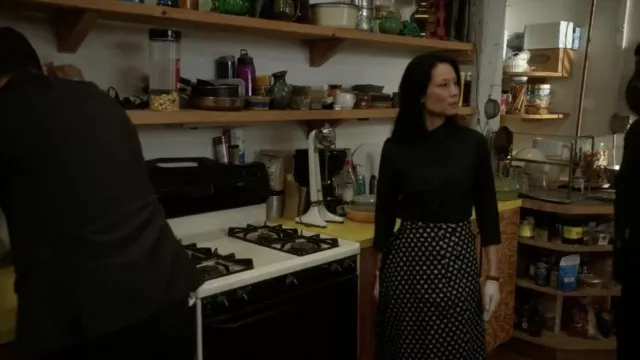 La jupe noire à pois blancs portée par Dr. Joan Watson (Lucy Liu) dans la série Elementary (Saison 4 Épisode 11)