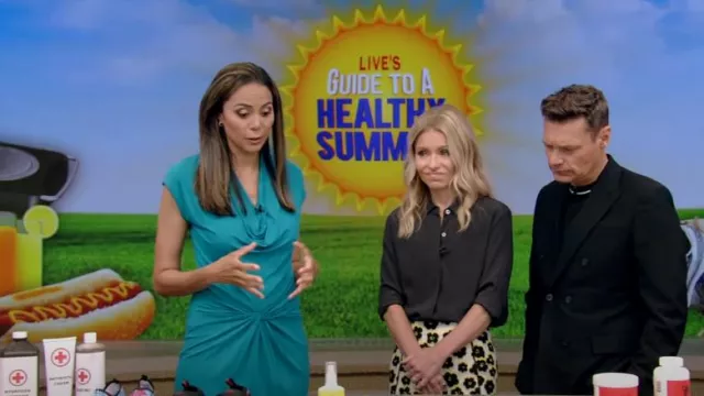 Michael Kors Collection Sleeveless Cowl-Neck Jersey Robe portée par Holly Phillips vue en LIVE avec Kelly et Ryan le 19 juillet 2022