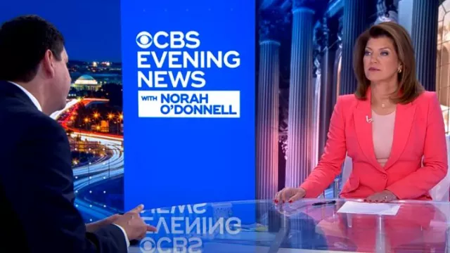 Alexander McQueen One-Button Jacket In Coral porté par Norah O’Donnell vu dans CBS Evening News le 19 juillet 2022