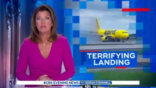 Badgley Mischka Robe de jour Shirred à manches longues en rose portée par Norah O’Donnell dans CBS Evening News le 11 juillet 2022